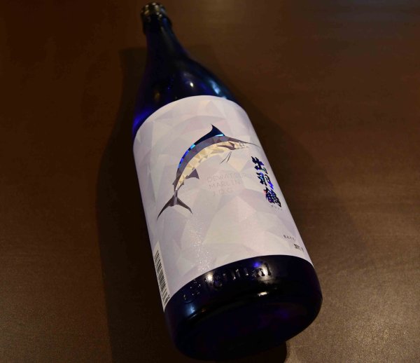 画像1: 出羽鶴 純米大吟醸 MARLIN 720ml (1)